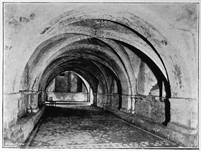 La nave de la cripta, desde la puerta oeste, Iglesia de San Juan, Clerkenwell, de The Order of the Hospital of St. John of Jerusalem por W.K.R. Bedford y Richard Holbeche de English Photographer